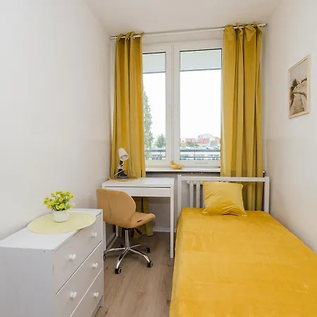 In A Shared Kinowa 25 Near Park Skaryszewski And Stadion Narodowy Apartamento